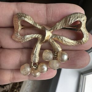 Vintage Benedikt NY Bow Brooch Pin‎ 2 Inch Faux Pearl Gold Plated Textured MCM